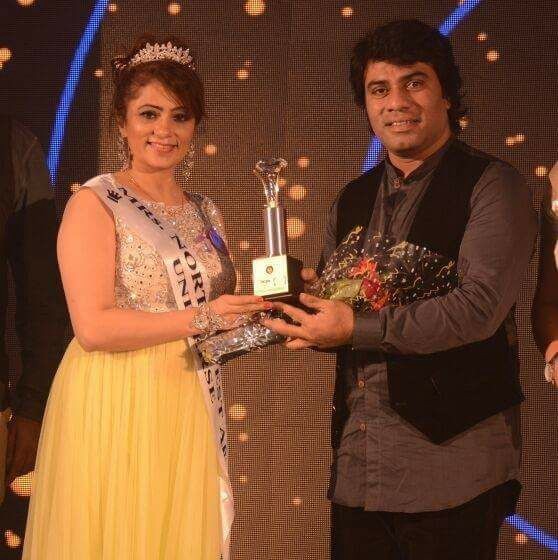 Daljeet while receiving the award — Mrs India gorgeous, 2016