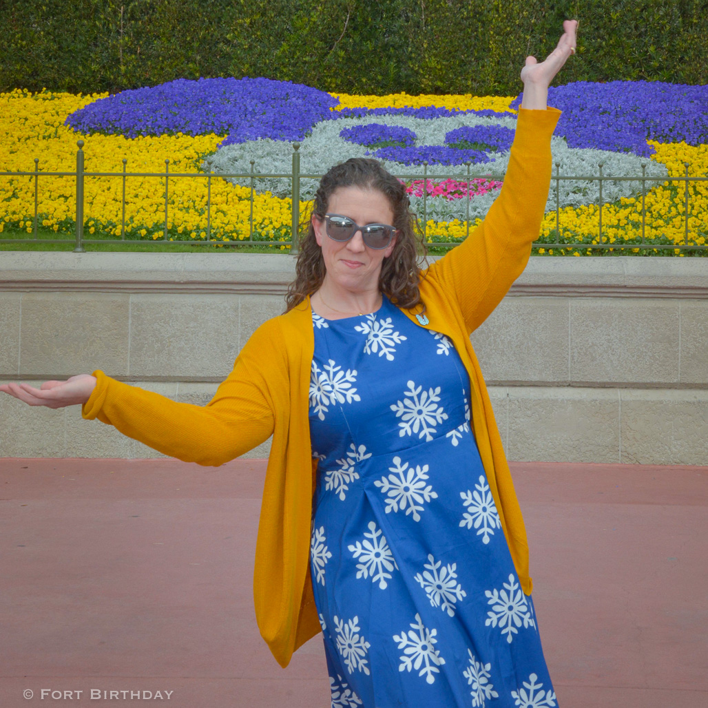 Mommy Blogger Leah Wade posing as snow white at Disney world
