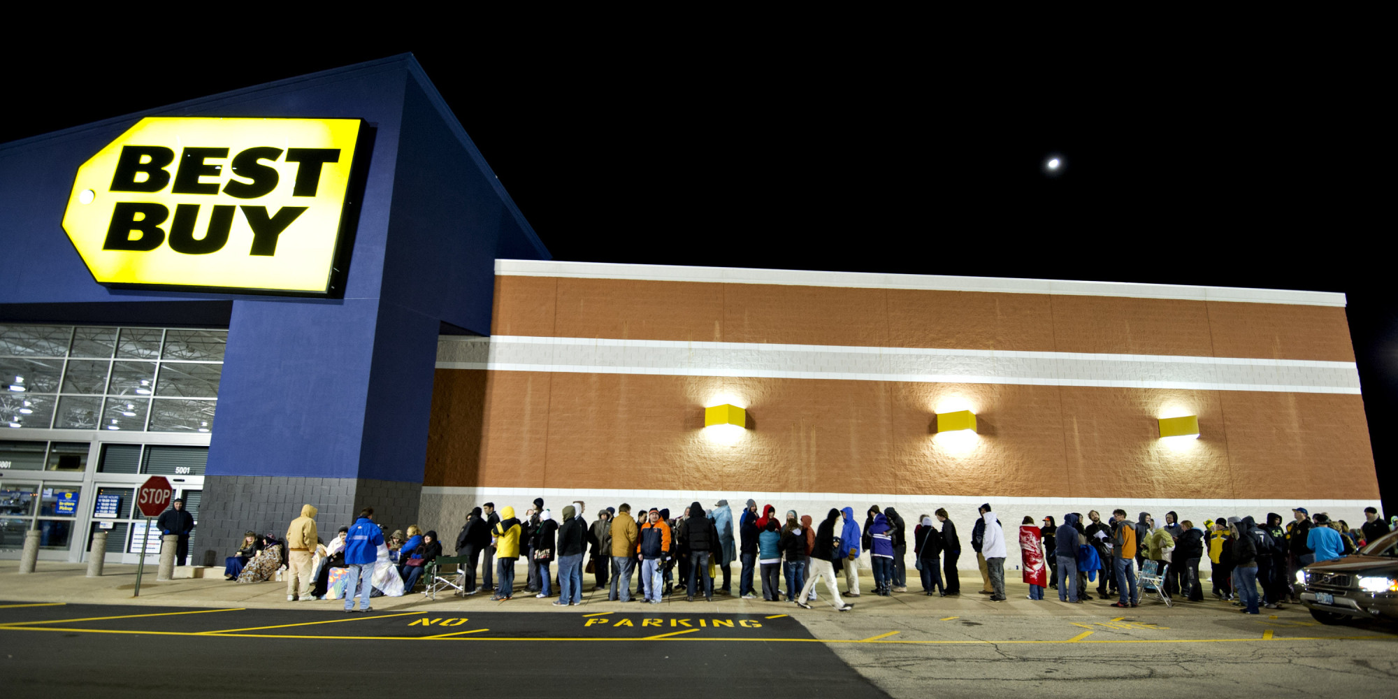 Shoppers wait in line outside a Best Buy Co. store prior to the store&#039;s midnight opening in Peoria, Illinois, U.S., on Thursday, Nov. 22, 2012. Discount store shoppers are prepared to wait in long lines on Black Friday, though they are skeptical about whether they&#039;ll get the best deals of the season. Photographer: Daniel Acker/Bloomberg via Getty Images