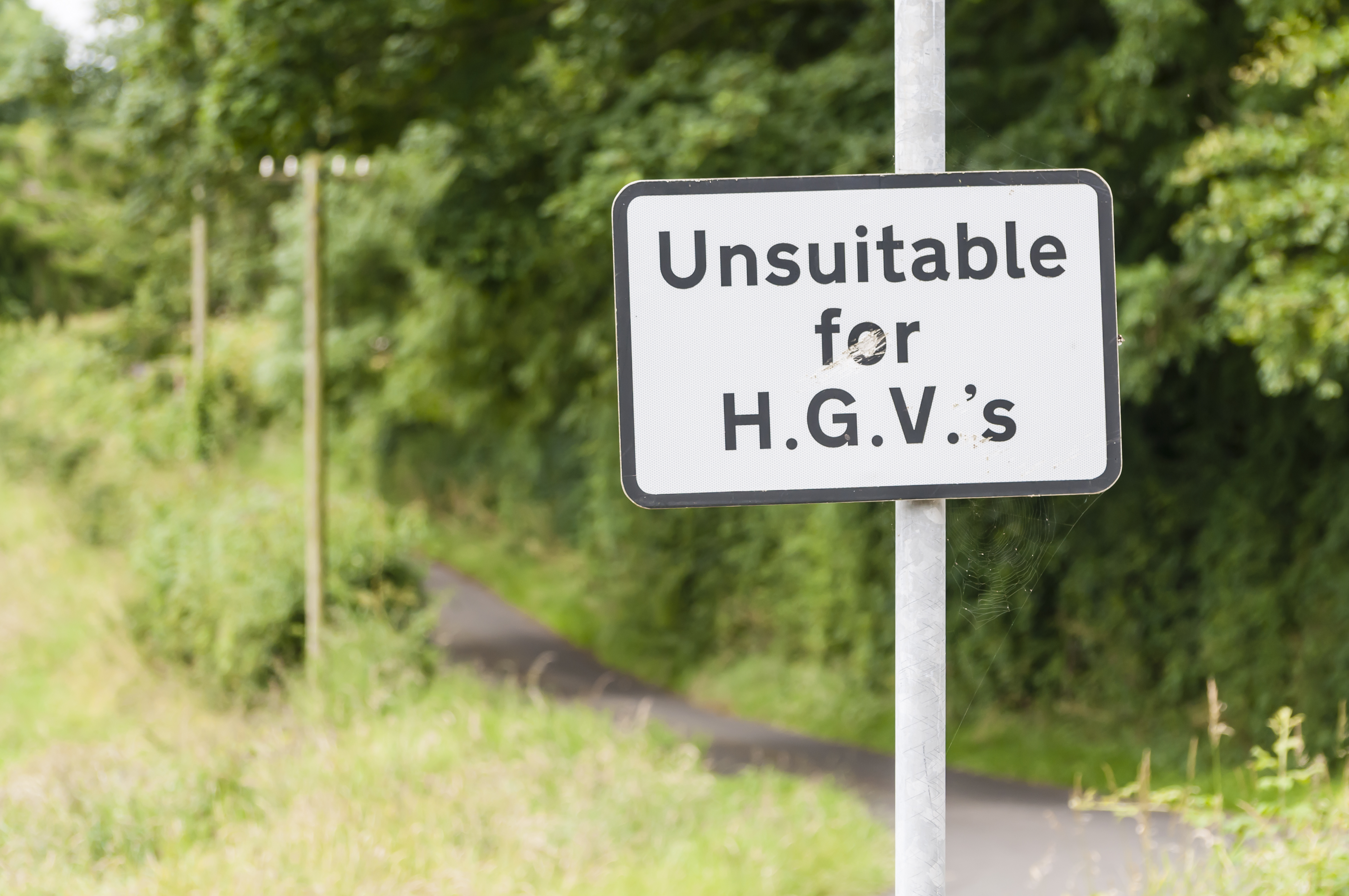 Sign warning that the road is unsuitable for heavy goods vehicles, with an unnecessary apostrophe. (Stephen Barnes / Getty Images)