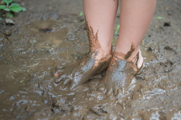 Muddy child&#039;s feet