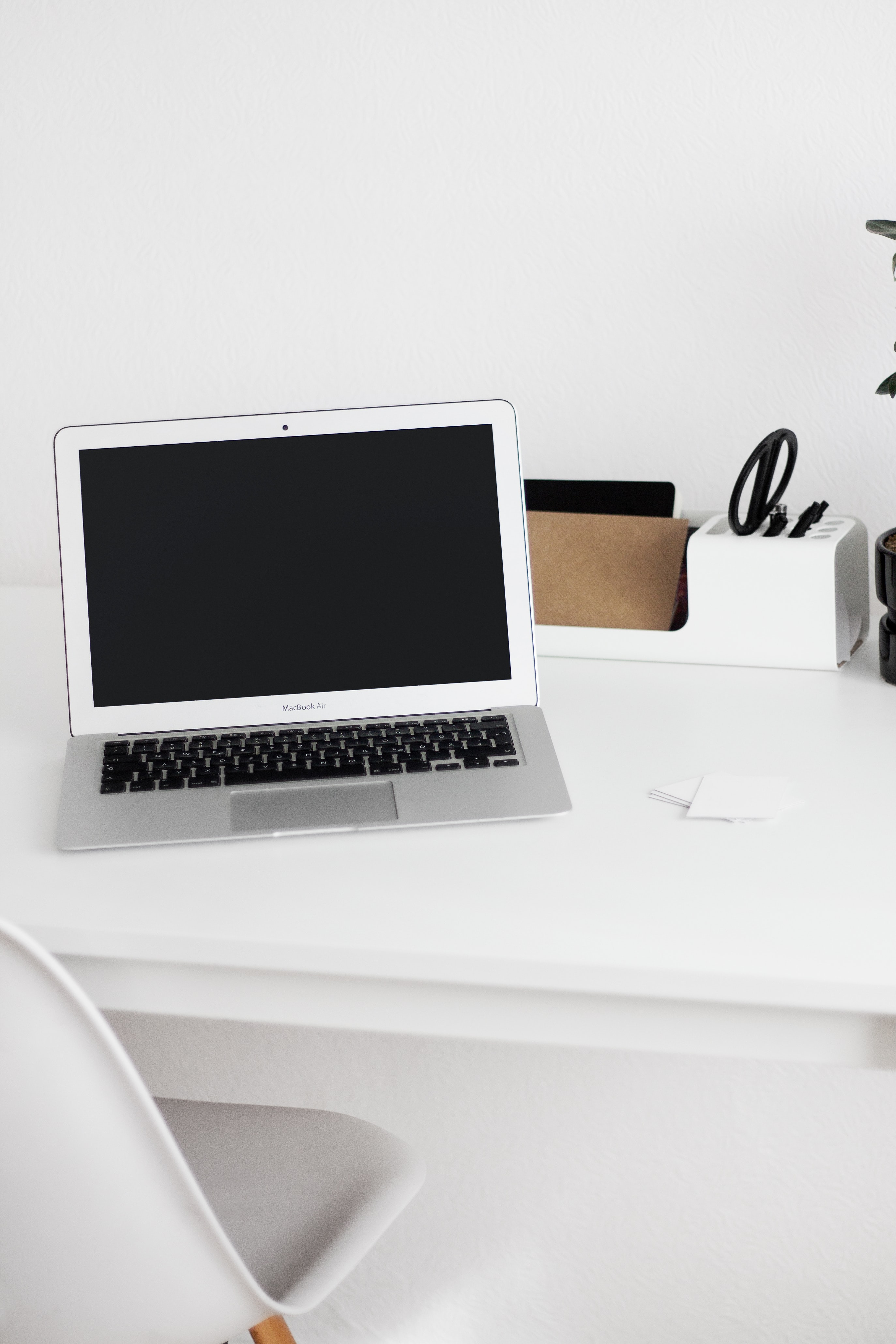 minimalist desk laptop productivity