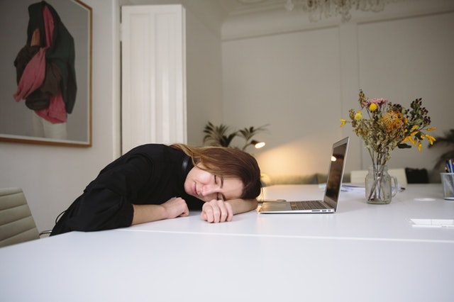 woman-sleeping-on-table