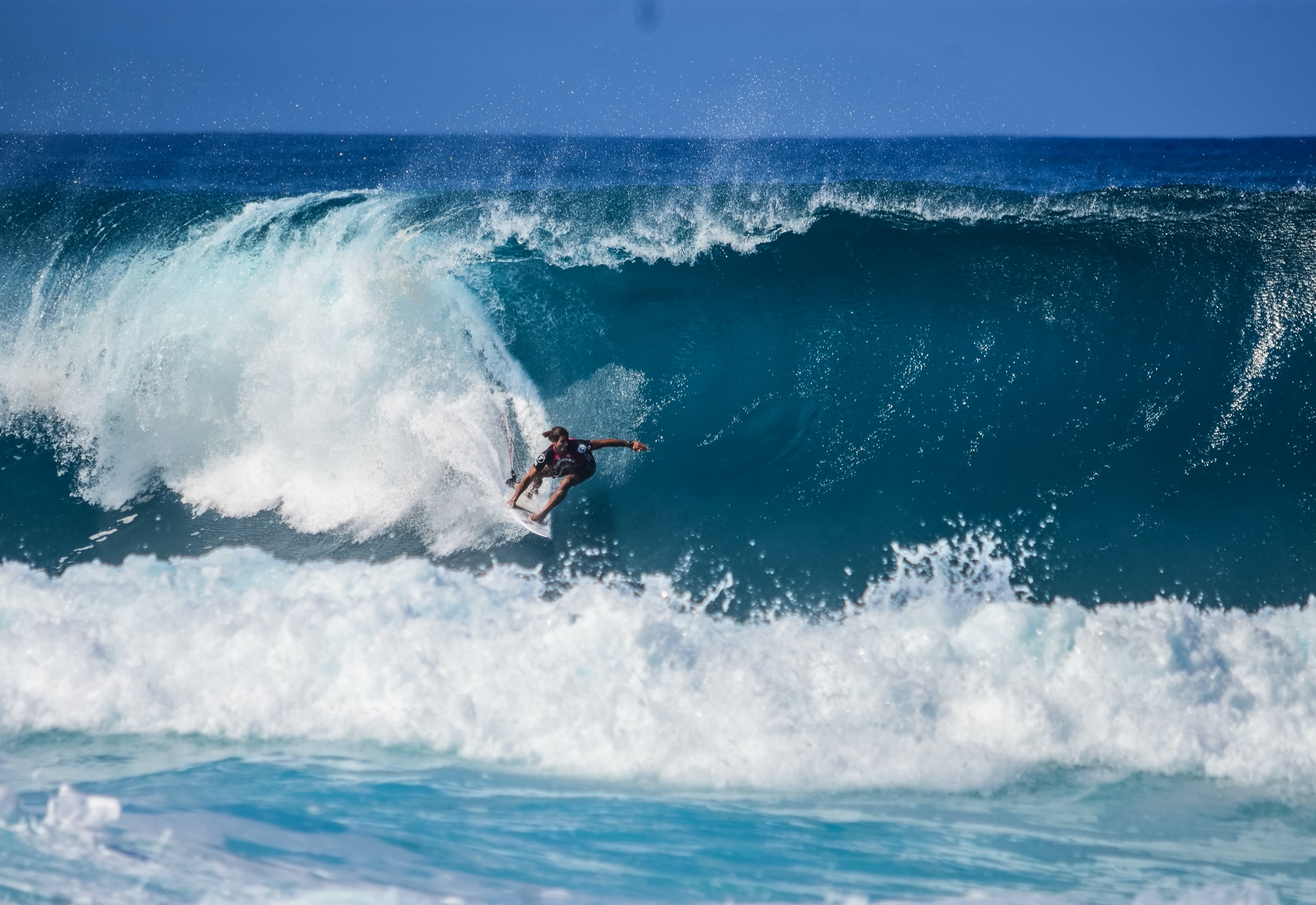 Man surfs ocean wave
