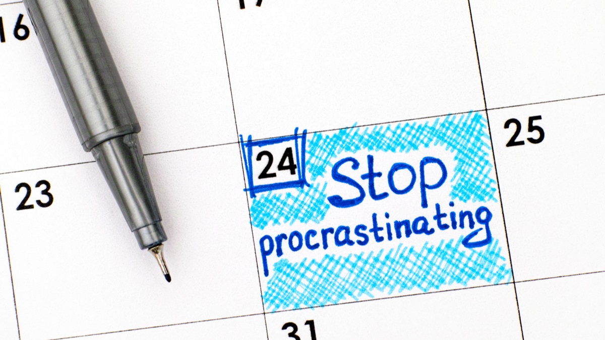 stop procrastinating word on calendar