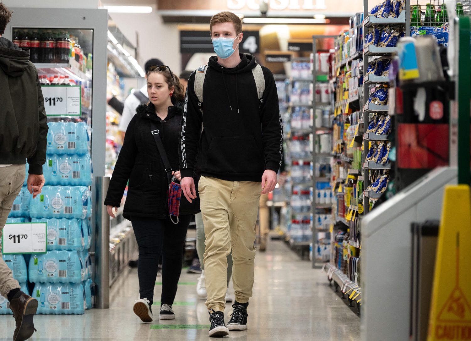 A shopper wearing a face mask inside a Woolworths shop in Sydney, Friday, July 31, 2020. Woolworths are strongly encouraging shoppers in Victoria, NSW and the ACT to wear face masks whilst in store from Monday (3/08). (AAP Image/James Gourley) NO ARCHIVINGNo Use Australia. No Use New Zealand.