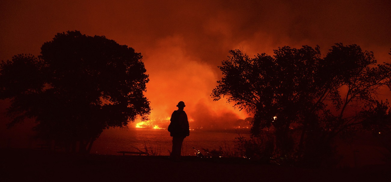 Firefighters battle the Powerhouse wildfire at the Angeles National Forest, with the fire now having destroyed several homes near the Lake Hughes area in California June 1, 2013. The Powerhouse Fire remained at 15 percent containment after ravaging over 5,600 acres of the forest by Saturday evening.   REUTERS/Gene Blevins  (UNITED STATES - Tags: DISASTER ENVIRONMENT TPX IMAGES OF THE DAY)