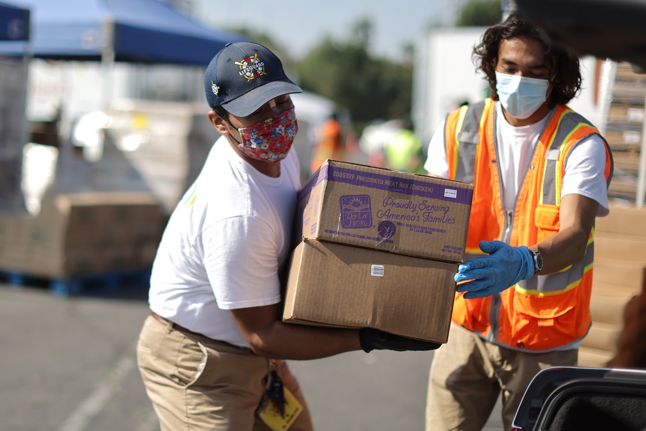 Los Angeles Food Bank volunteers hand out boxes of produce, during the coronavirus disease (COVID-19) outbreak, in Montebello, California, U.S., September 25, 2020. REUTERS/Lucy Nicholson