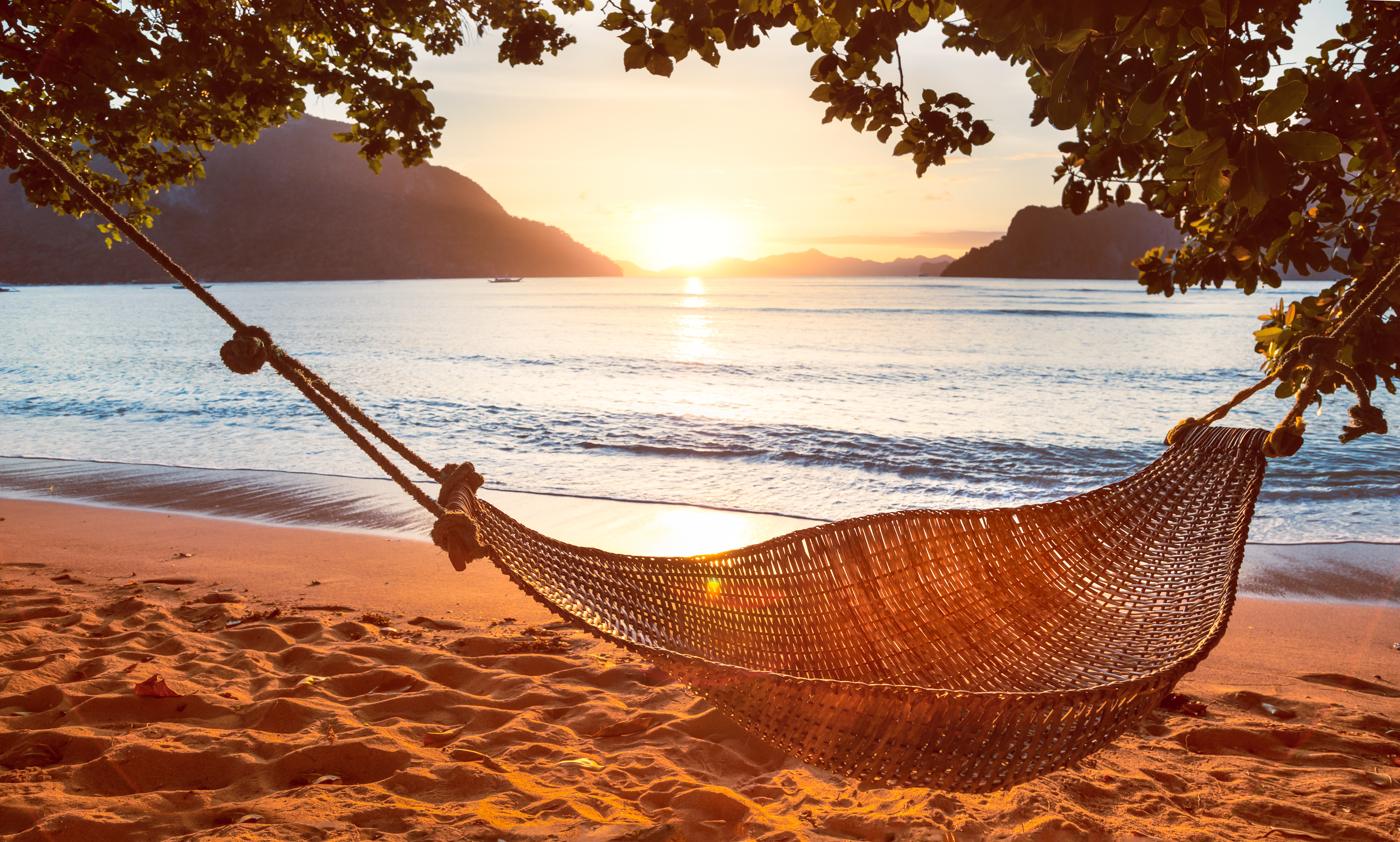 Hypnosis story to treat insomnia at sunset on a tropical island