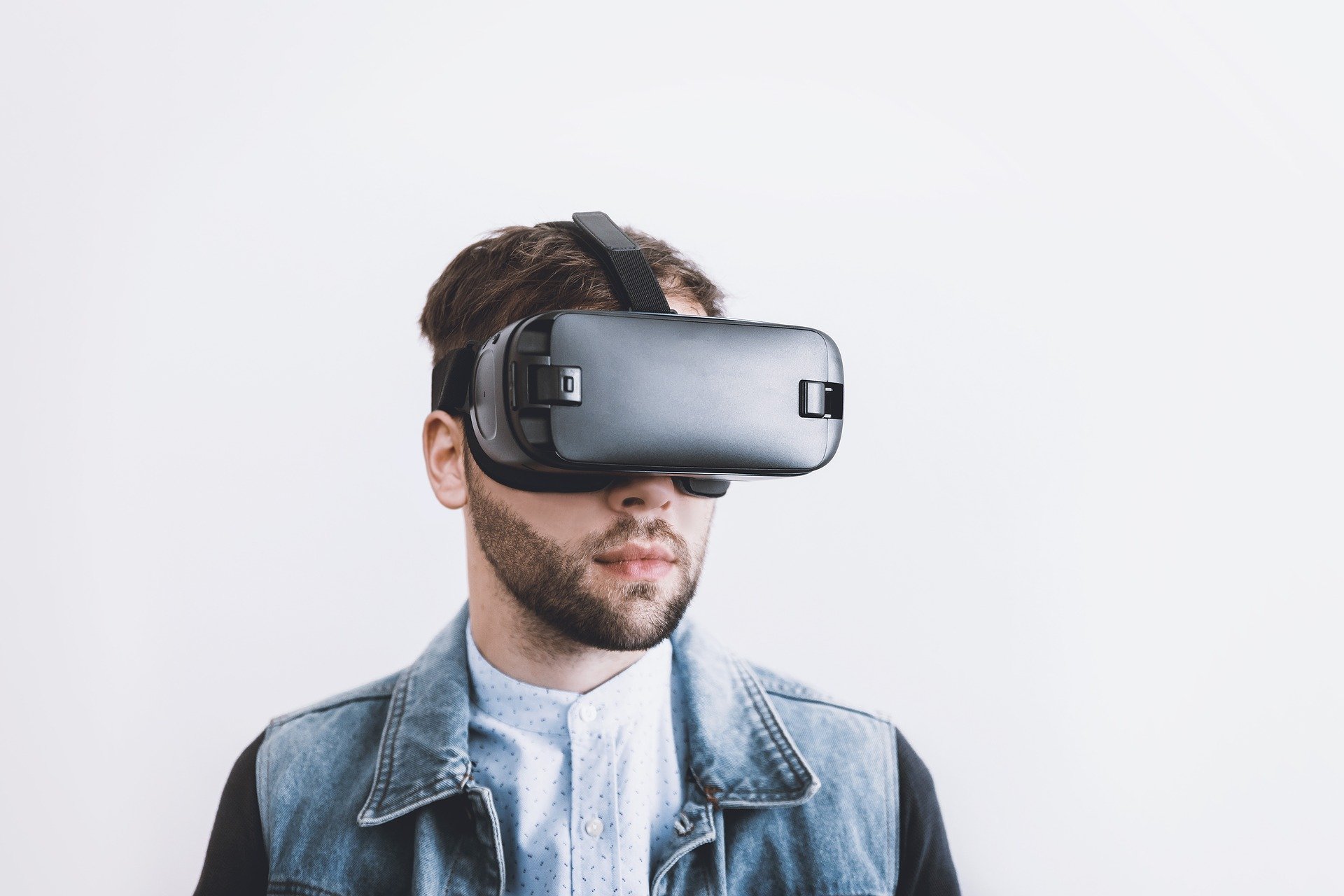 man with vr glasses on learning about addiction recovery.