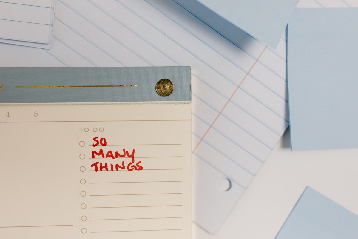 &quot;So many things&quot; written on a to-do list notepad